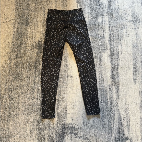 Old Navy Active Elevate Black Leopard Print Leggings - Picture 7 of 8